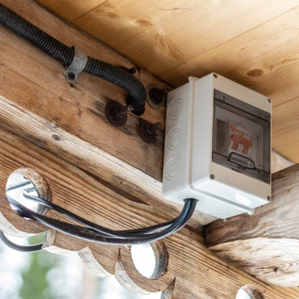 Une structure en bois avec une boîte en métal fixée dessus.