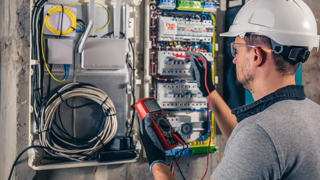 C’est quoi un court circuit ? Causes, signes et solutions