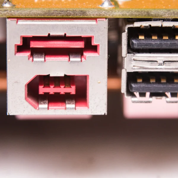 Connecteur USB relié à la carte mère, illustrant le câblage électrique de la maison.
